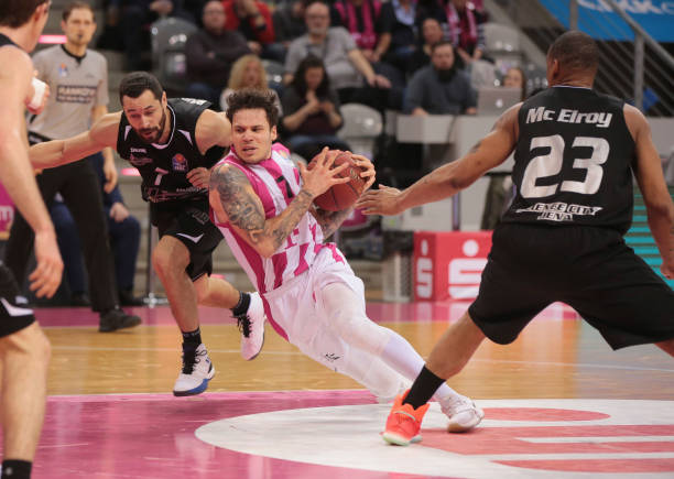 她在前三板 她在前三板